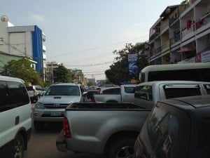 ラオスの首都ビエンチャンは、信号や駐車場がほとんどなく、道路は混沌状態です。 photo by Yoshimi Matsuo